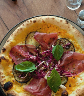 Une pizza servie chez Mémé Rina, pizzeria à Chatou