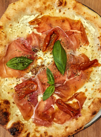 Une pizza au jambon de Parme servie chez Mémé Rina à Chatou