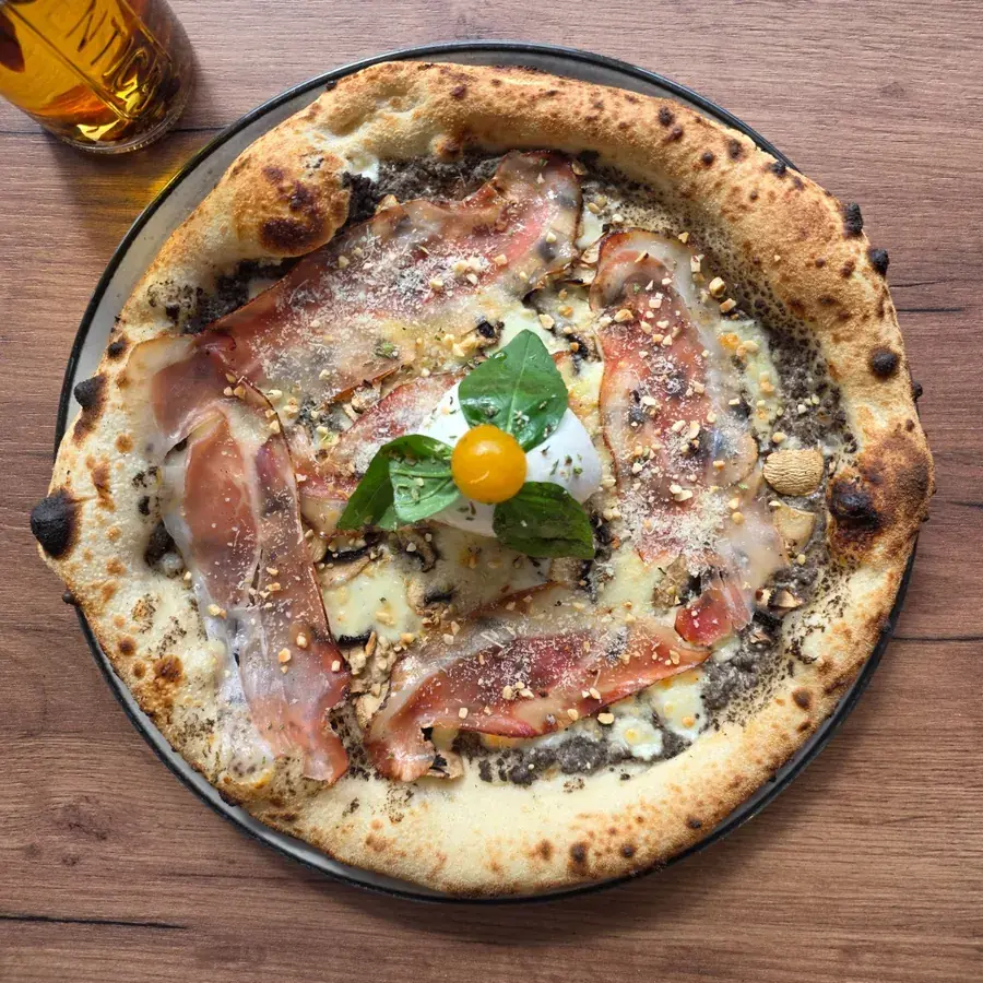 Pizza Babushka de Mémé Rina à Chatou : crème de truffe noire, champignons, burrata, speck et noisettes concassées