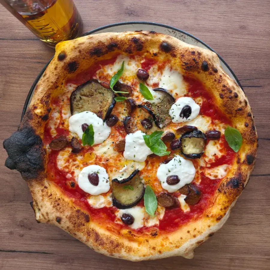 Pizza Mima de Mémé Rina à Chatou : sauce tomate, merguez, aubergines grillées, olives leccino, stracciatella et basilic