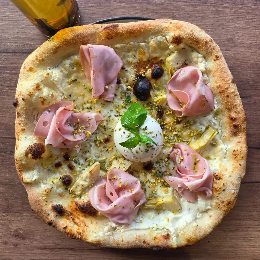 Pizza Obaachan de Mémé Rina à Chatou : burrata, roses de mortadelle à la pistache, artichauts marinés et pistaches concassées sur base blanche
